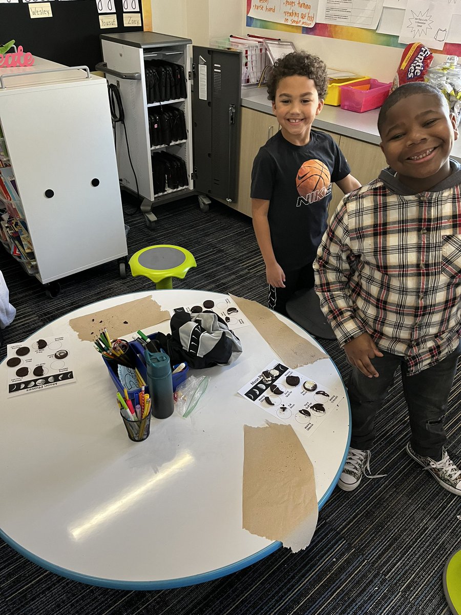 MrsSand0val's tweet photo. Moon phases with Oreos! These second graders love science! 🌝 @RogersFrisco #RogersFrisco2022 https://t.co/FZJ4cLcmYS