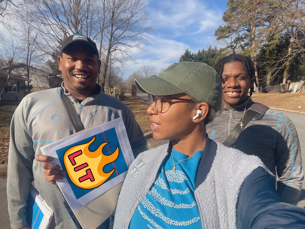 AreianF3's tweet photo. flyer dropping letting our newly FIBER lit neighborhood know we outside &amp; ready for them to let spectrum go 👑🤑 

we also upgraded 6 of their neighbors from COPPER to FIBER. 🤑 #WifiLit 

Little Creek &amp; Big Stratford Collab for our weekend fiber event 🌪💙👑🤑 https://t.co/afTTQXrp2x