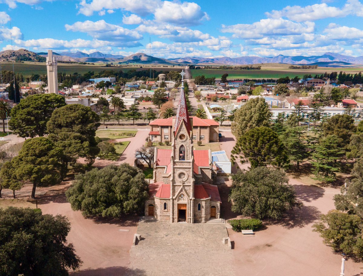 Qué belleza la ciudad de Tornquist ♥️ a 76 km de Bahía Blanca, con 7500 habitantes aprox, y aires de pueblo.
👉 fundada en 1883 por Ernesto Tornquist, como resultado de una existosa colonia agrícola compuesta por inmigrantes de origen alemán
