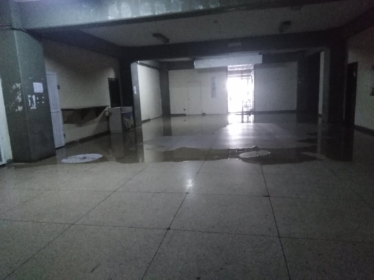 PregonDeCaracas's tweet photo. #8Feb Aguas blancas corren libremente a la entrada del comedor del Pedagógico de Caracas @UPELCaracas. Sin presupuesto, es inminente la desaparición de la formación docente. @PregonAVivaVoz
@MPPEUVEN https://t.co/W697GzRUr7