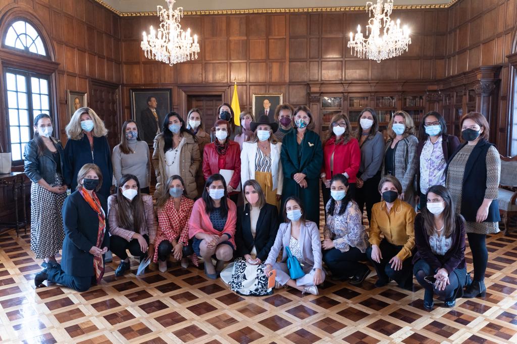 mluciaramirez's tweet image. En el encuentro #CAPEC, firmamos un compromiso para que las empresarias consoliden el programa #RedDeMentorías, tanto en las zonas rurales como en las urbanas. Además, a través del #FondoMujerEmprende, se trabajará en la consecución de  recursos para financiacion y capacitación.