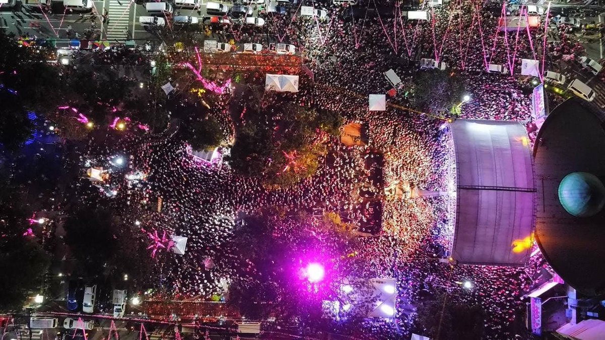 manilabulletin's tweet image. Aerial shots of the crowd attending the proclamation rally of the Leni-Kiko ticket at Plaza Quezon in Naga City on Tuesday night, Feb. 8. 📷: Dapat Si Leni | @MB_RAntonio