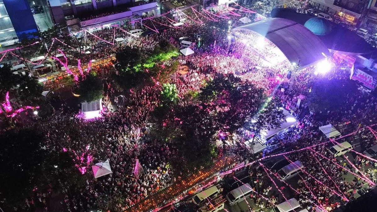 manilabulletin's tweet image. Aerial shots of the crowd attending the proclamation rally of the Leni-Kiko ticket at Plaza Quezon in Naga City on Tuesday night, Feb. 8. 📷: Dapat Si Leni | @MB_RAntonio