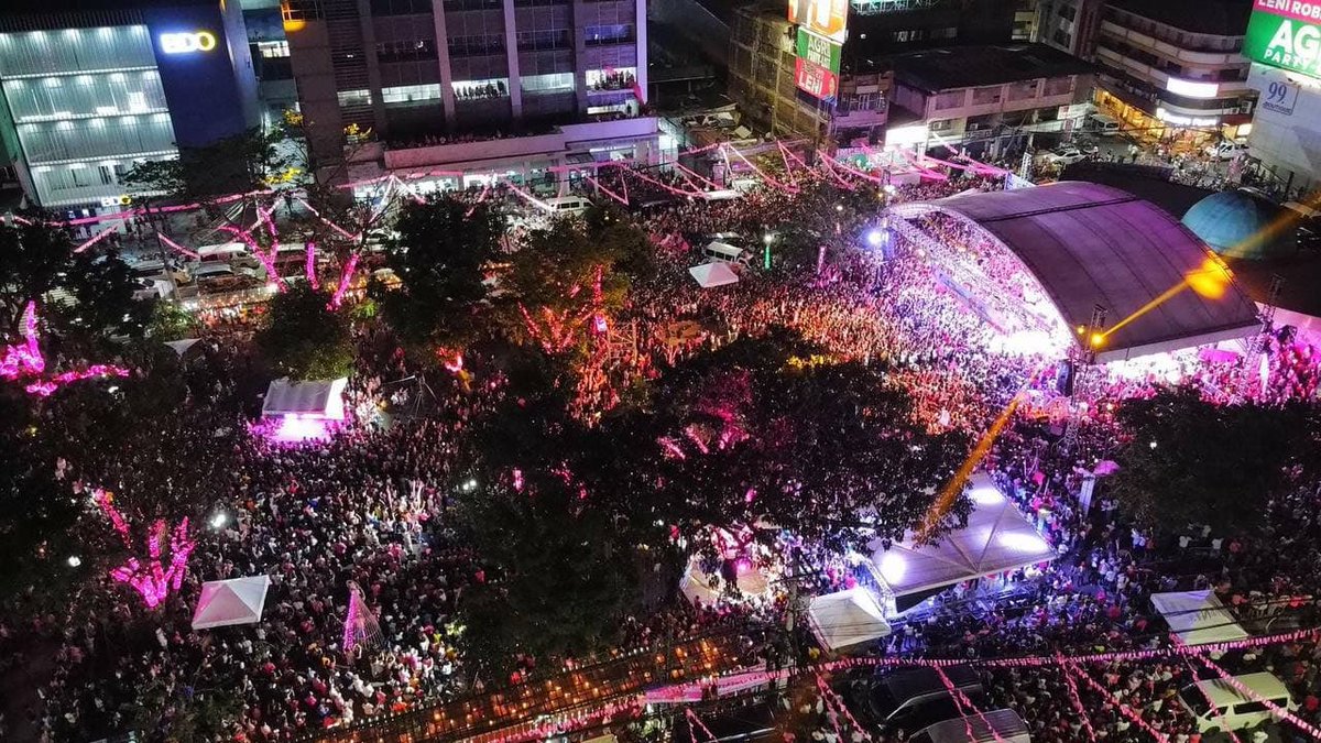 manilabulletin's tweet image. Aerial shots of the crowd attending the proclamation rally of the Leni-Kiko ticket at Plaza Quezon in Naga City on Tuesday night, Feb. 8. 📷: Dapat Si Leni | @MB_RAntonio