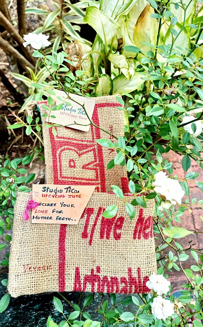 Graciously Your's!!
it's a Sun Shiny Day..#Roses to make You Smile All the way..
Embracing My Garden..Hey!!!it's #RoseWednesday..😄
#Valentinesweek #LoveIsInTheAir #Jute #Upcycle #Veronic #TiCa #MadeinGoa #ThePhotoHour #TwitternatureCommunity #Naturefriendly #sustainableLiving