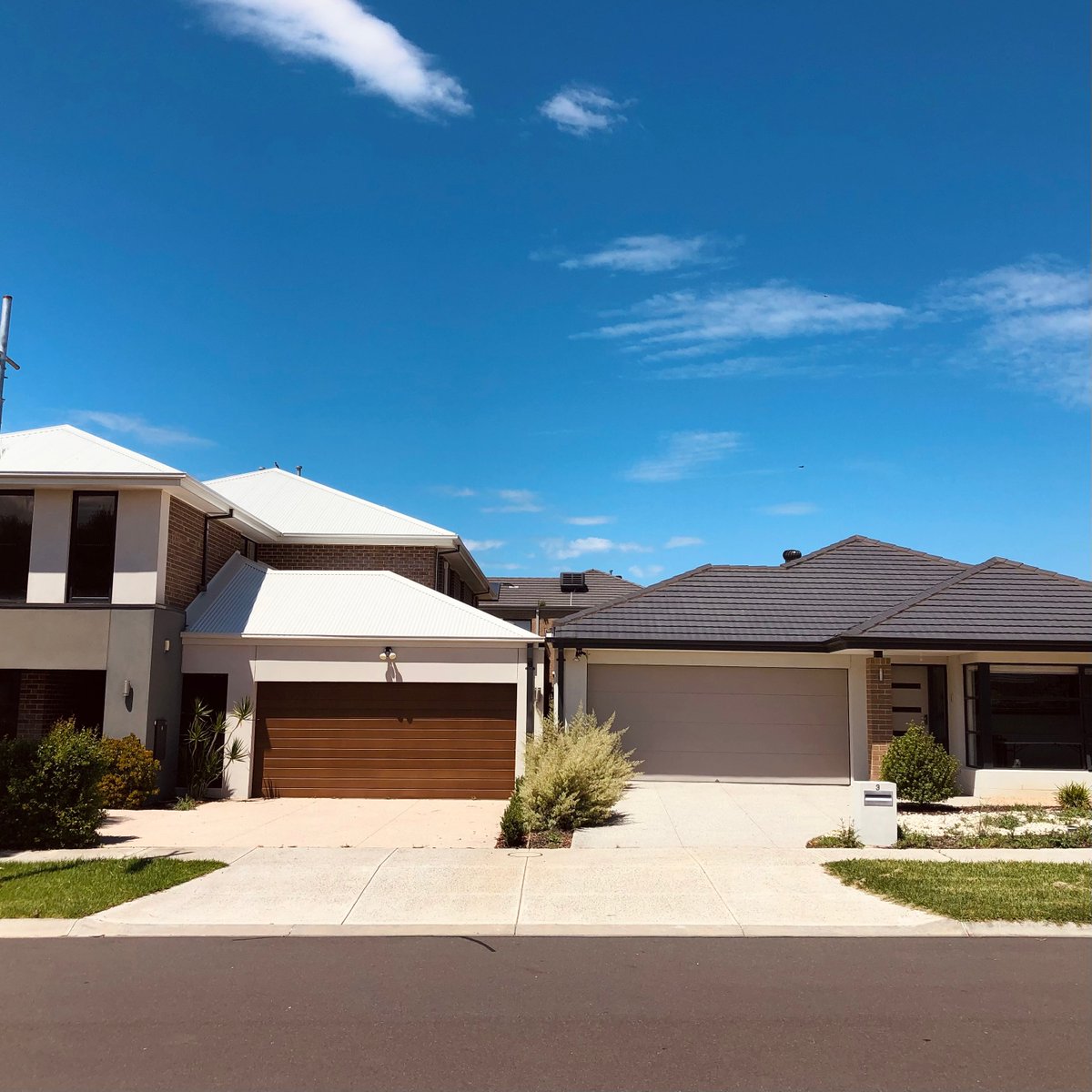 On a hot day, lighter cool roofing can reduce indoor temperatures by up to 10°C and surface temperatures by 30°.
📸 today in Williams Landing, Vic. 
#UrbanHeatIsland #Melbourne