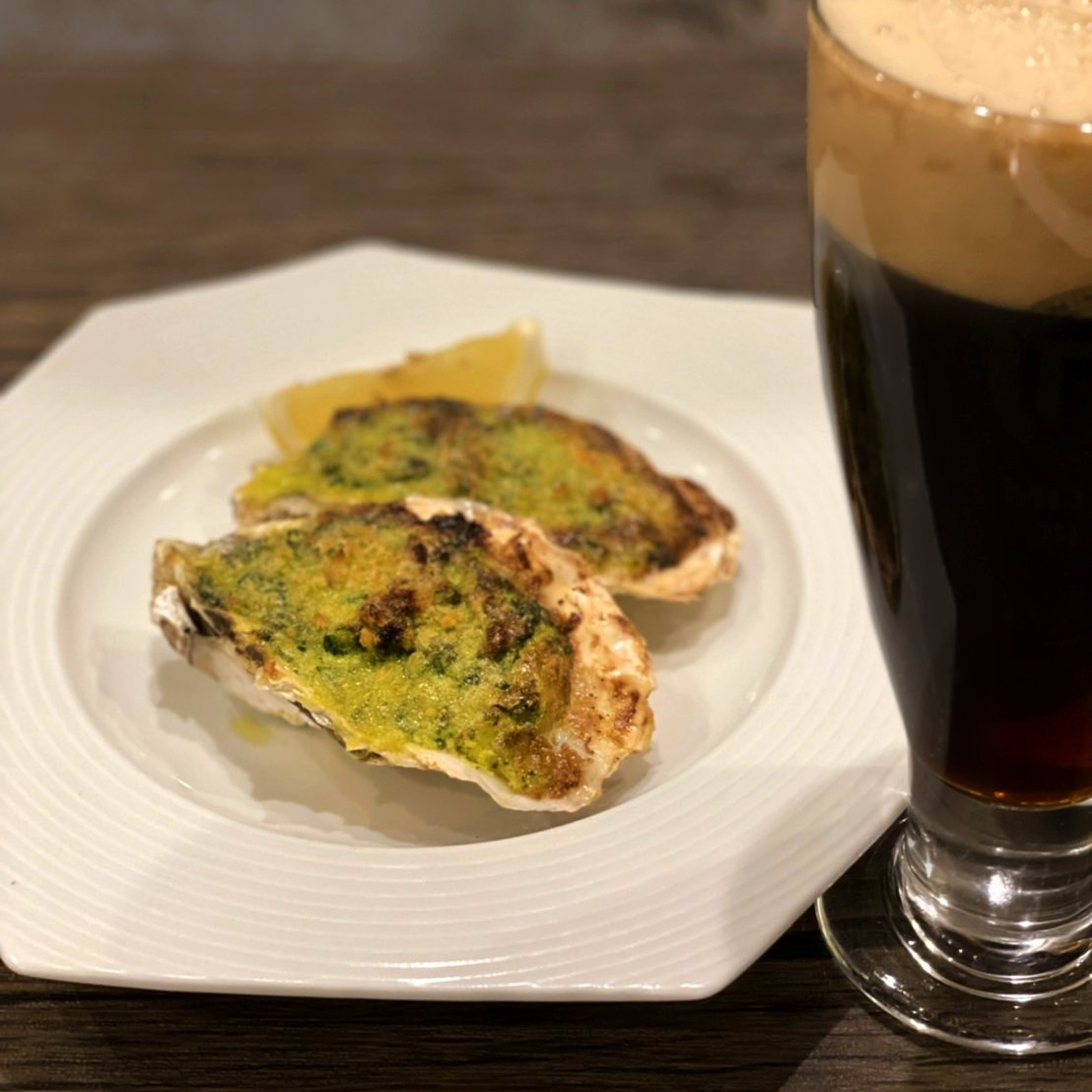 門司港ビール 明日2 10 期間限定の新メニュー 豊前一粒牡蠣の オイスターロックフェラー 2個 600 追加1個 350 香味野菜のソースとバター 香ばしく焼けたパン粉が牡蠣の旨味と重なり無敵の美味しさです ポーターと味わえば お互いを引き立て