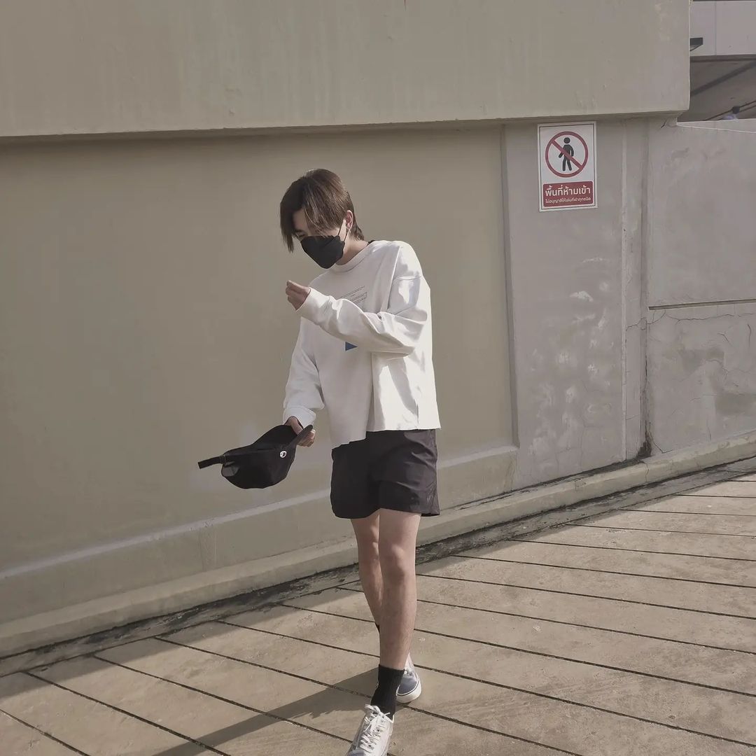 PEPRTH's tweet photo. There will be always a good spot in every step I take. The sun shines strong, it was a perfect day when I walked out with white sweater and my favorite shoes. I won’t missed the chance to took some pictures to added them on Instagram feeds. https://t.co/GfKAPNpFaL