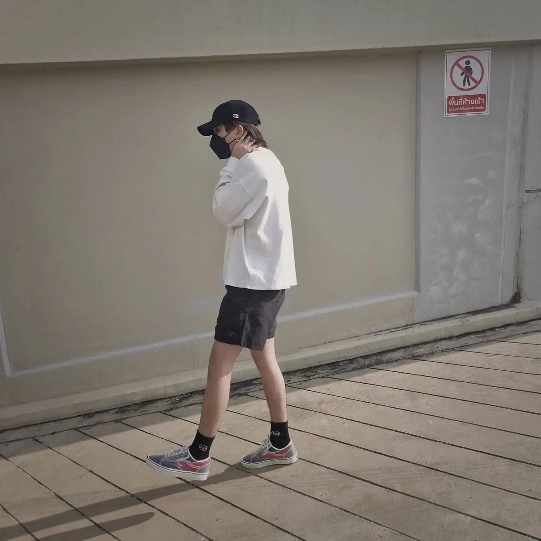 PEPRTH's tweet photo. There will be always a good spot in every step I take. The sun shines strong, it was a perfect day when I walked out with white sweater and my favorite shoes. I won’t missed the chance to took some pictures to added them on Instagram feeds. https://t.co/GfKAPNpFaL