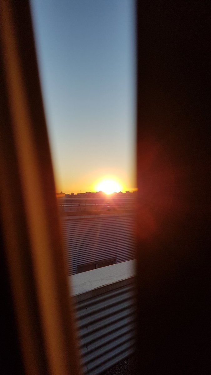 Apez140's tweet photo. #Instantes
De un Sol que ya se muestra espléndido Mundo. Mientras, mi Hada es en una #Consulta de #Preoperatorio en el @HUnivValdecilla, dónde el próximo día 14 la operan de un #Tumor cerebral.
Habrá que disfrutar el tiempo que queda de Semana...🧚‍♂️😎 https://t.co/WBAolufTa9