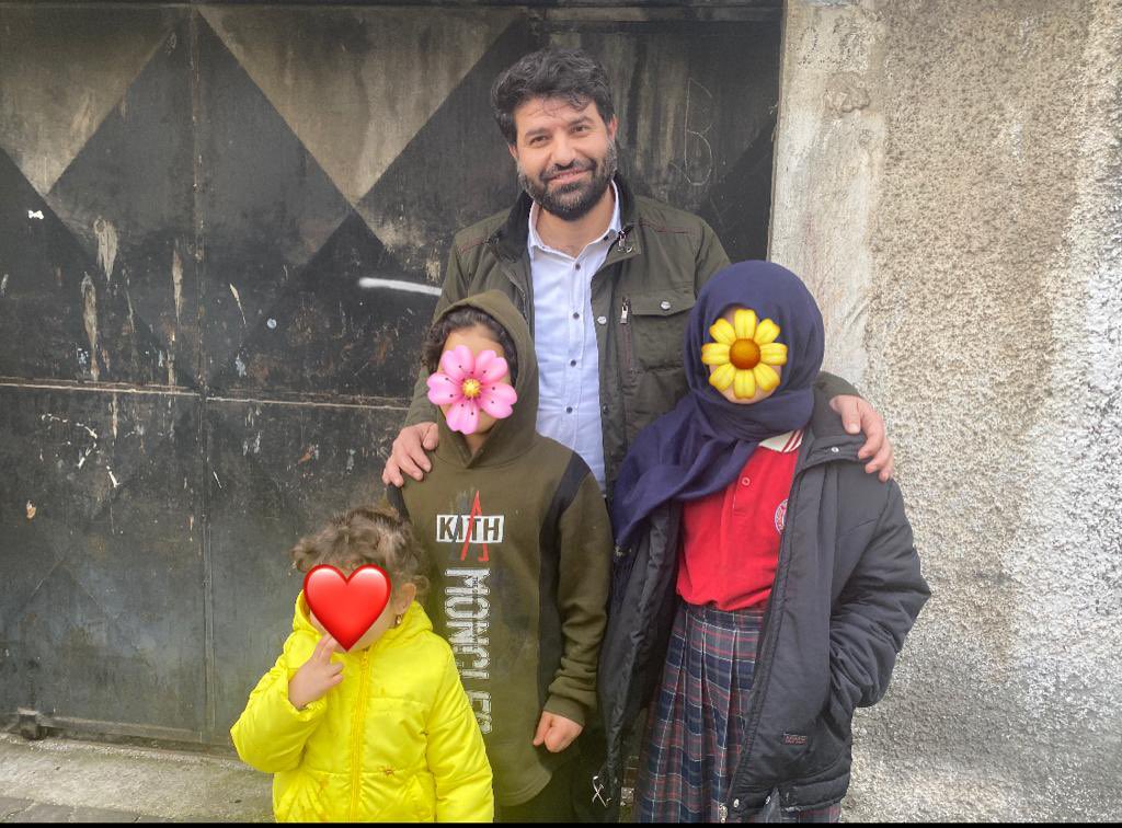 HemmedAliAslan's tweet photo. Videosu çokça yayılan, Mersinde yaşayan kardeşimizi ziyaret ettik

8 kardeşin hepsi okuyor.Dede ve nineleri ve Down sendromlu halaları yanlarında yaşıyor.

En büyük ablaları tıp okuyor.
Önümüzdeki günlerde tekrar aileyi ziyaret edeceğiz.

Dayanışma için lütfen bize özelden ulaşın https://t.co/ZeZP0DWWbx