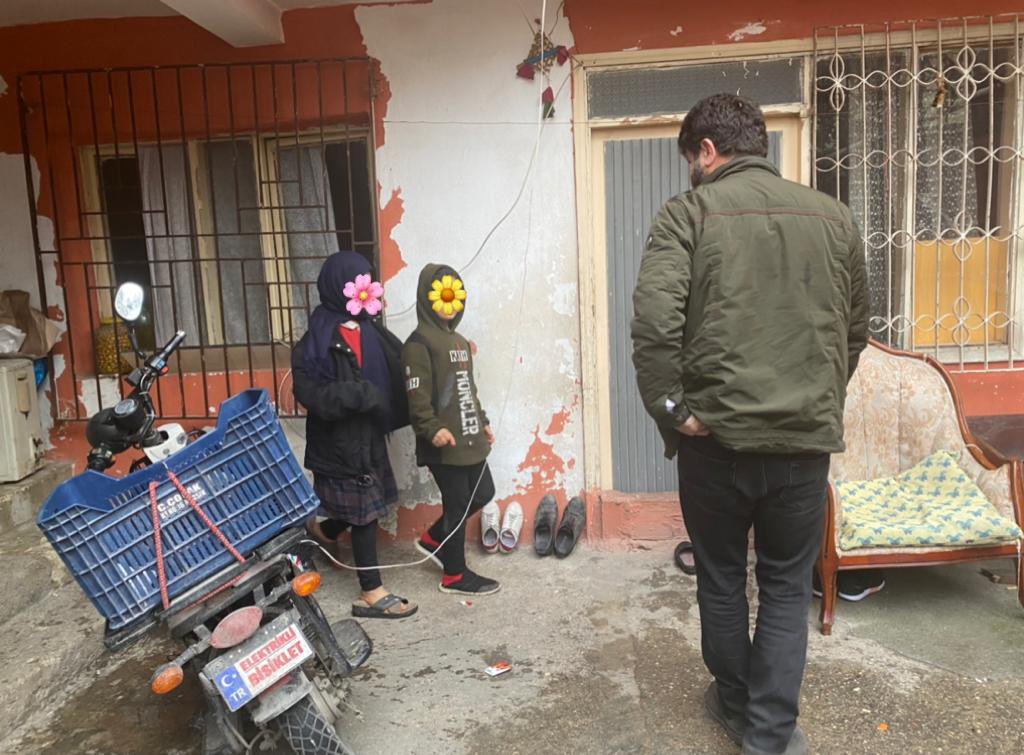 Videosu çokça yayılan, Mersinde yaşayan kardeşimizi ziyaret ettik

8 kardeşin hepsi okuyor.Dede ve nineleri ve Down sendromlu halaları yanlarında yaşıyor.

En büyük ablaları tıp okuyor.
Önümüzdeki günlerde tekrar aileyi ziyaret edeceğiz.

Dayanışma için lütfen bize özelden ulaşın