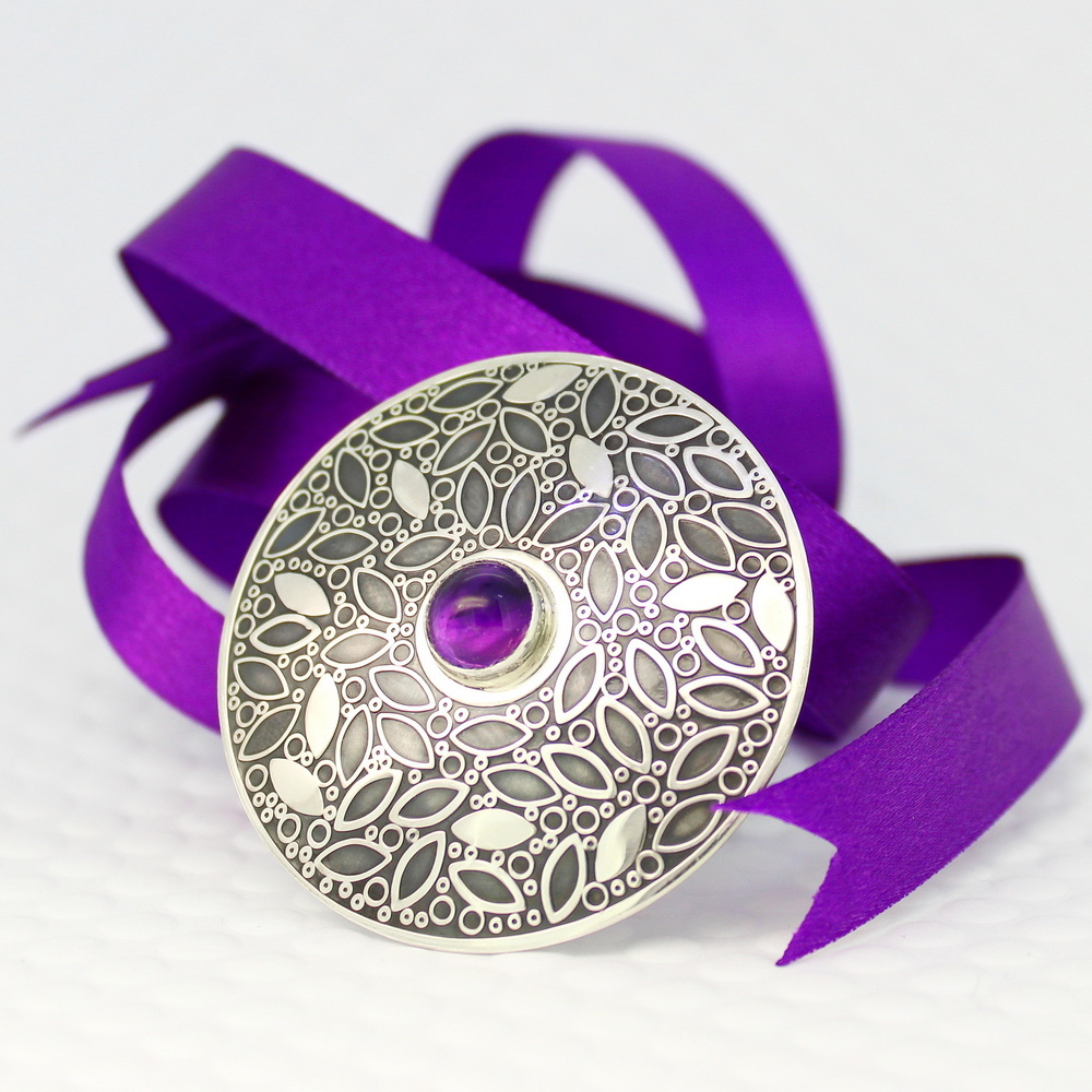 Amethyst - February's birthstone.
Our leaf pattern sterling silver brooch comes with a choice of gemstones. This one features a beautiful 8mm Indian Amethyst stone.

#amethyst #brooch #jewellery #handmade #contemporaryjewellery #birthstone #February #purple #nature #lfw #art