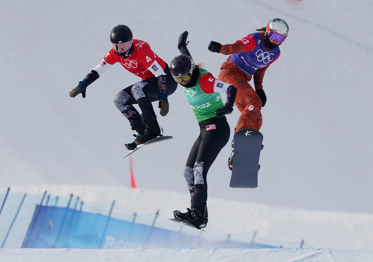 ロイター S Tweet 北京22 女子 スノーボード クロス準々決勝で滑走する米国代表のリンジー ジャコベリス選手 中央 ステーシー ガスキル選手 左 と カナダ代表のオードリー マクマニマン選手 右 ９日 張家口市の雲頂スノーパークで撮影 ２０２２年