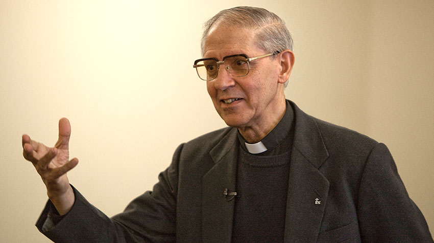 educsi's tweet photo. «No se trata de formar a los mejores del mundo, sino formar a los mejores para el mundo. La excelencia de un profesional se mide ante todo con el parámetro del mayor servicio a la familia humana» (Adolfo Nicolás, SJ). https://t.co/VwzMxekSgR