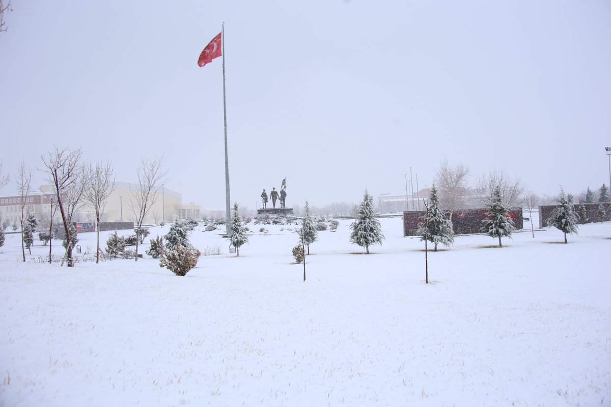 Bembeyaz bir günden merhaba. 👋 <a href="/ProfYusufSahin/">Prof. Dr. Yusuf Şahin</a> 

#ASÜlügözünden #AksarayÜniversitesi #Aksaray #KarYağıyor #ASÜ #Kar #Kış