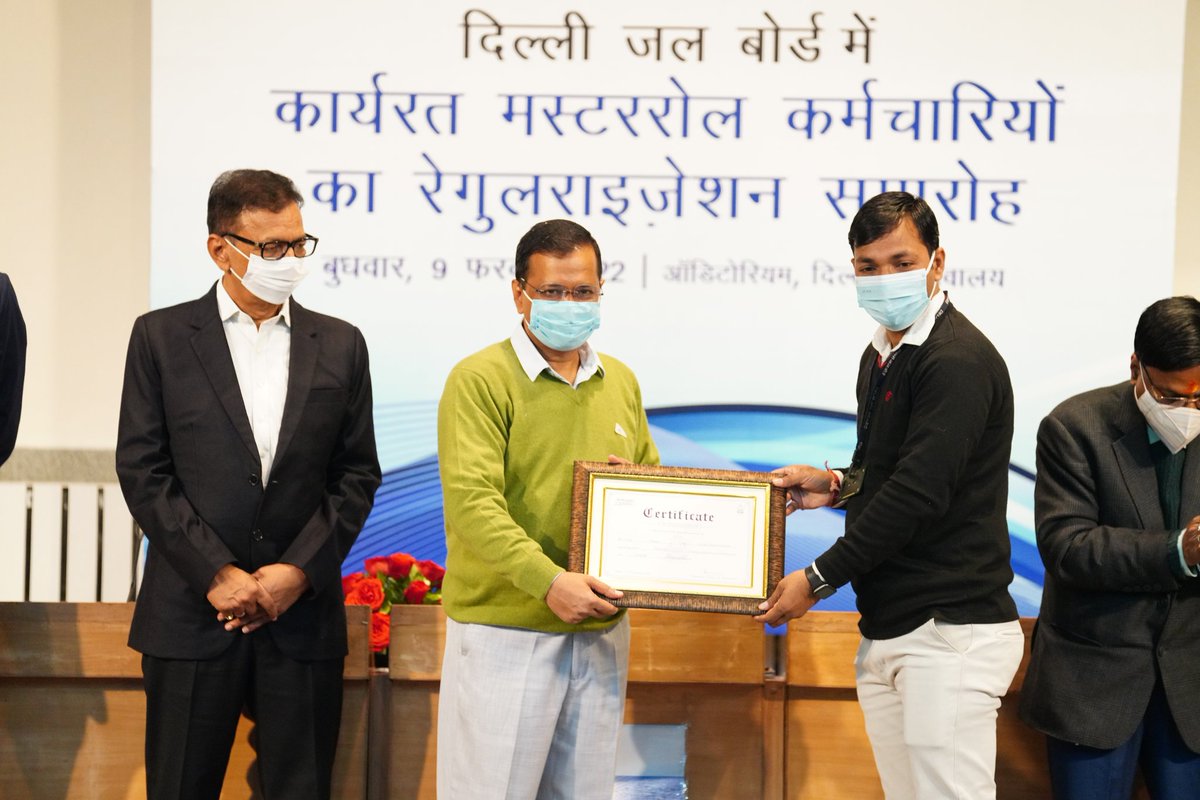 ArvindKejriwal's tweet image. जो कहा, सो किया। आज एक और वादा पूरा किया। 

दिल्ली जल बोर्ड में ठेके पर काम करने वाले 700 कच्चे कर्मचारियों को आज पक्का किया गया। मैंने खुद उन कर्मचारियों को पक्की सरकारी नौकरी के सर्टिफ़िकेट सौंपे। वे सारे बहुत ख़ुश थे, आज उनका बहुत बड़ा सपना पूरा हुआ। सभी को शुभकामनाएँ।