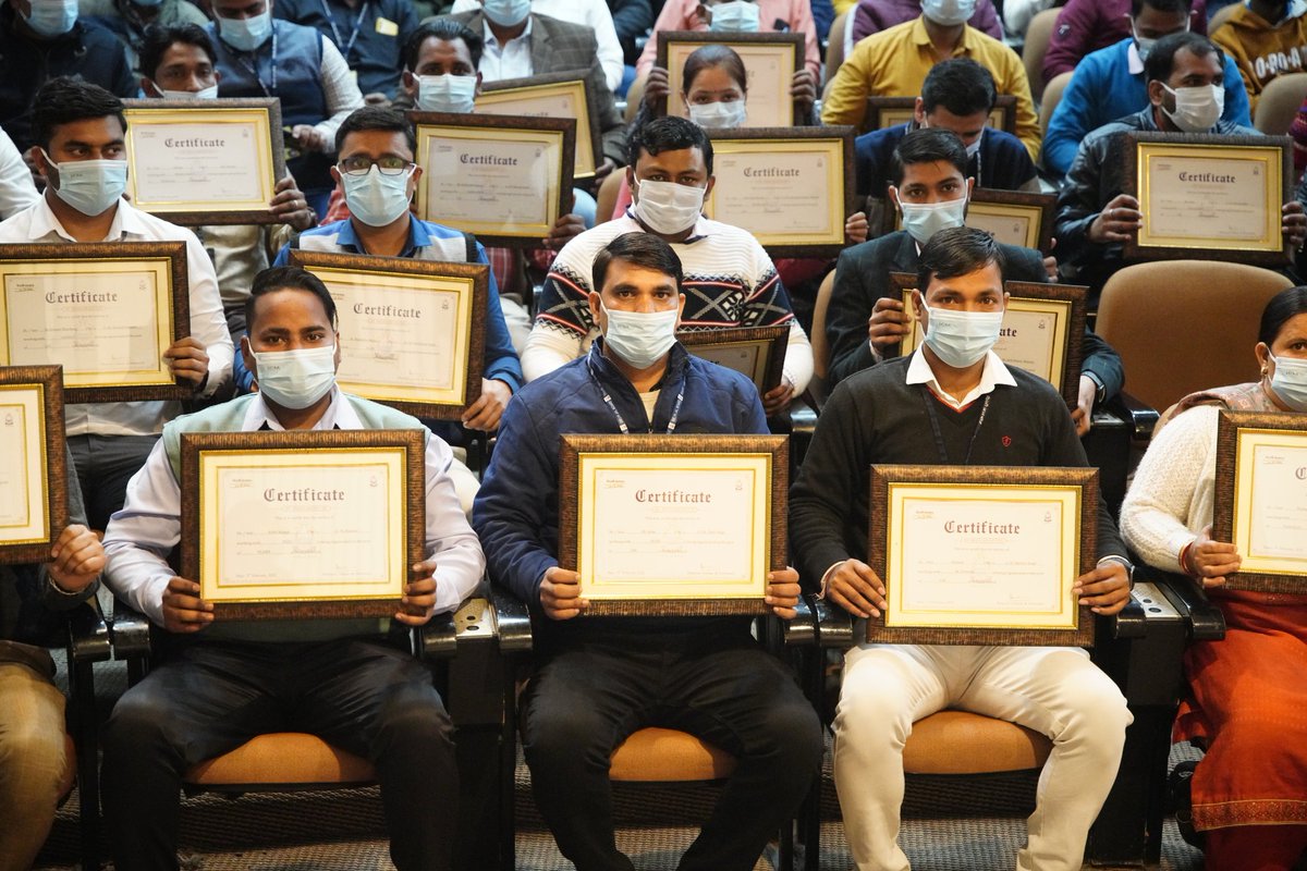 ArvindKejriwal's tweet image. जो कहा, सो किया। आज एक और वादा पूरा किया। 

दिल्ली जल बोर्ड में ठेके पर काम करने वाले 700 कच्चे कर्मचारियों को आज पक्का किया गया। मैंने खुद उन कर्मचारियों को पक्की सरकारी नौकरी के सर्टिफ़िकेट सौंपे। वे सारे बहुत ख़ुश थे, आज उनका बहुत बड़ा सपना पूरा हुआ। सभी को शुभकामनाएँ।