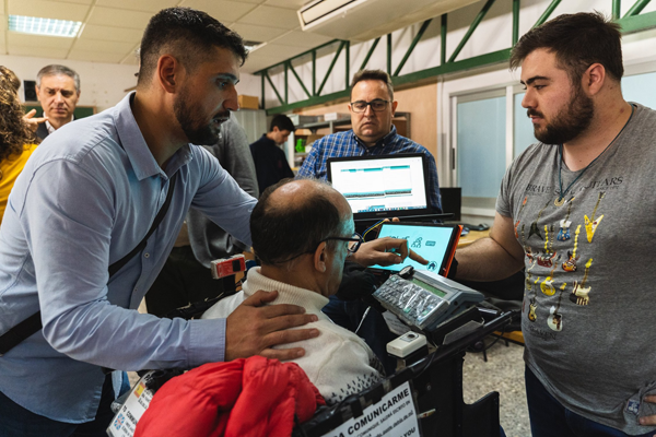 educsi's tweet photo. «No se trata de formar a los mejores del mundo, sino formar a los mejores para el mundo. La excelencia de un profesional se mide ante todo con el parámetro del mayor servicio a la familia humana» (Adolfo Nicolás, SJ). https://t.co/VwzMxekSgR