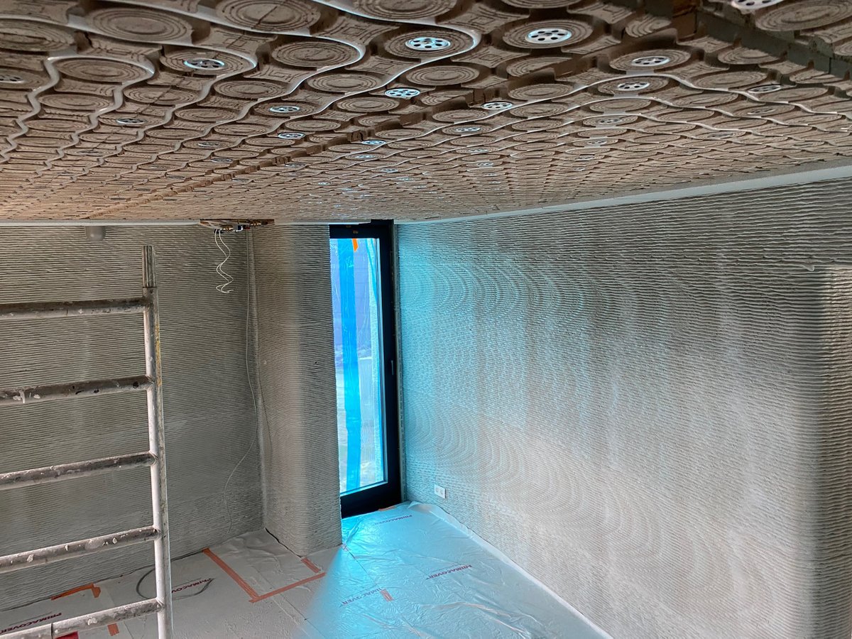 Bauhandwerk_'s tweet photo. In Belgien gibt es ein Wohnhaus, das aus einem #3D-Drucker entstand. Im Kamp C, dem Landeszentrum für Nachhaltigkeit und Innovation in Antwerpen, entstand es in drei Wochen. Natur-Klimadecken aus #Lehm sorgen für #Heizung und #Kühlung. 
https://t.co/27oWB8uhVf https://t.co/sSXVxDtmBw