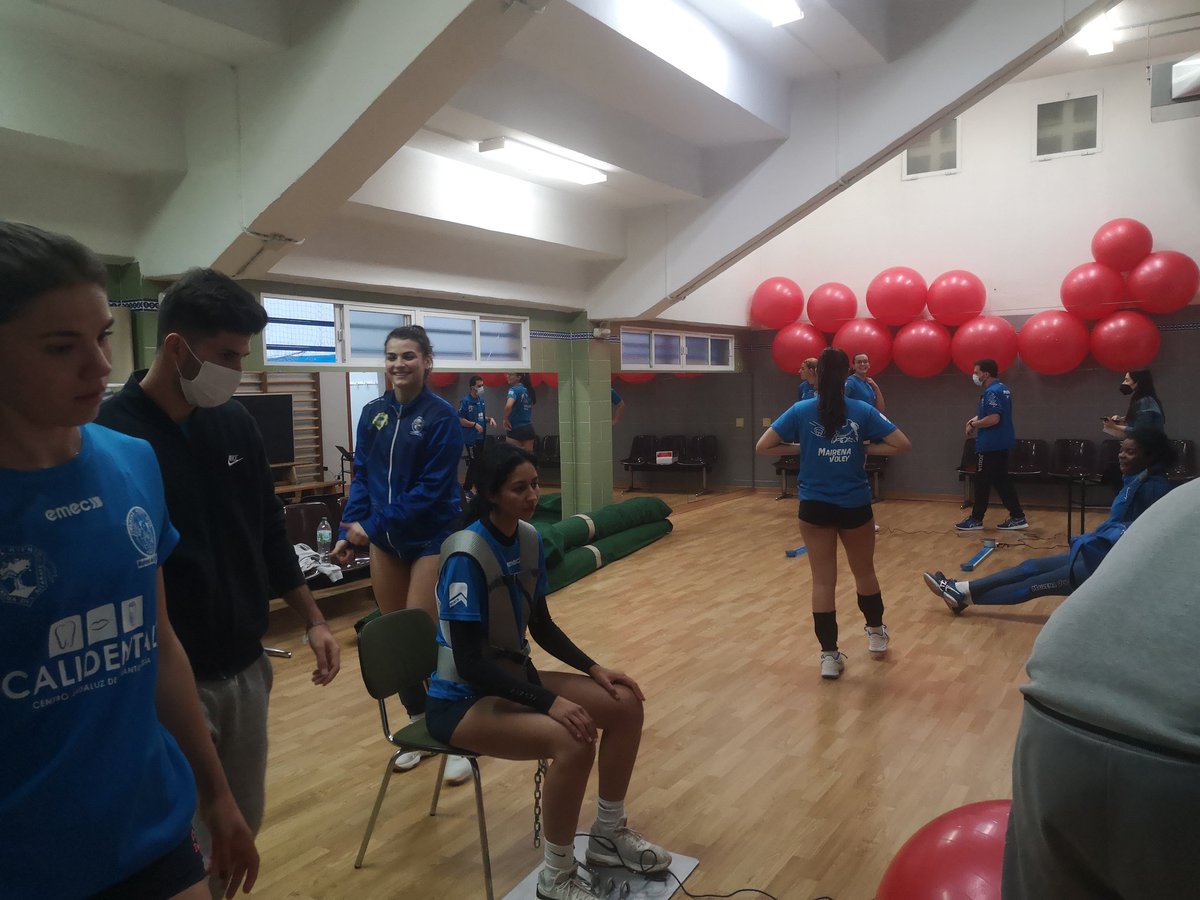 Mairenavoley's tweet photo. Las #GuerrerasAzules continúan con las pruebas físicas para un estudio en colaboración con la @unisevilla @SADUSoficial en la búsqueda de un mejor rendimiento deportivo a través de zumos con hortalizas.
#Universidad
#Universidades https://t.co/1SryExXB5M