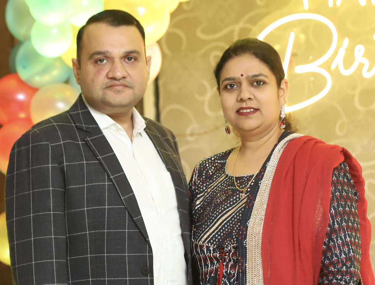 भैया और भाभी जी को शादी की सालगिरह की बहुत-बहुत हार्दिक शुभकामनाएं! 🎂🎉💐