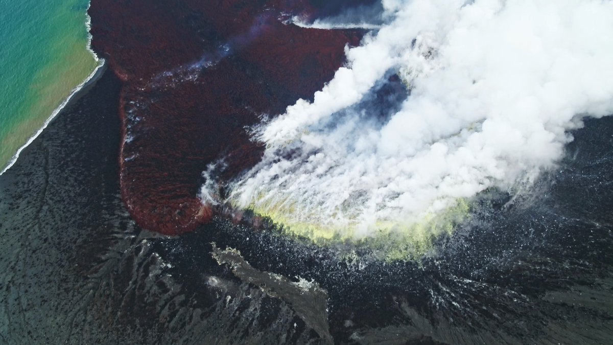 世界遺産 No Twitter ジャワ島の西に浮かぶアナククラカタウ島 活発な火山島です 18年に噴火し 山の形が変わってしまいました どう変わったのか 2月13日 日 午後6時からの放送で解説します インドネシア