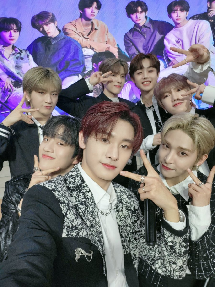 TRENDZ_OFFCL's tweet photo. [📷]

쁴✌ 오늘도 ���복한 하루💙

#TRENDZ #트렌드지 #BLUESET 
#TNT #Truth_N_Trust #WeCanBlowItUp https://t.co/Ectg3k8hWB