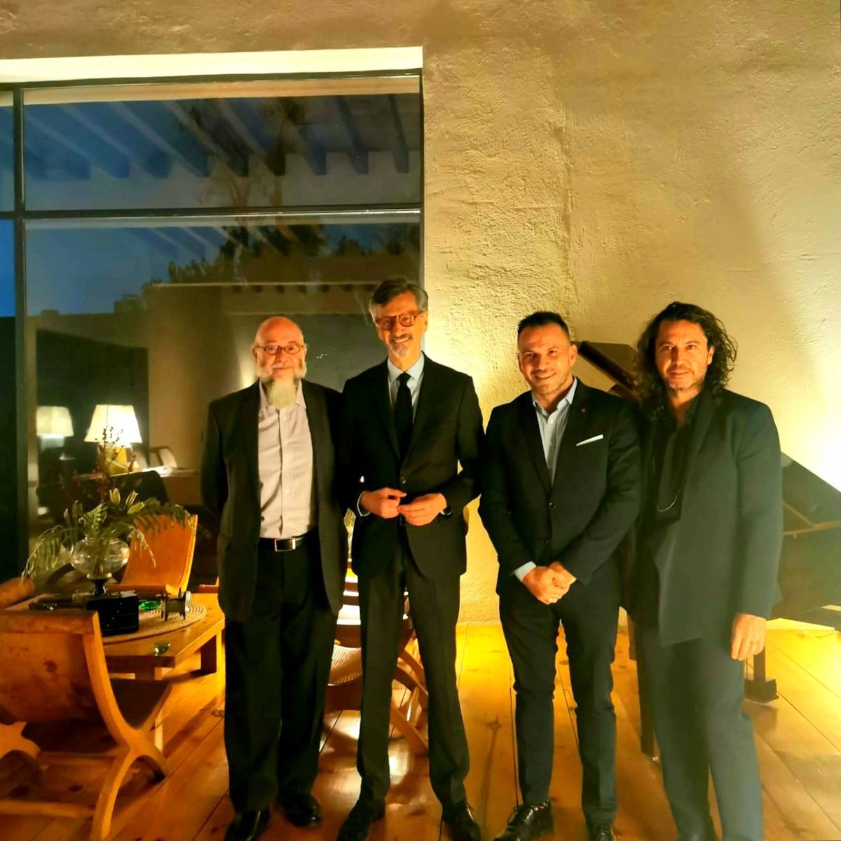AsvazadourianJP's tweet photo. Visitar la casa de Barragán en Pedregal fue un extraordinario 
momento. Admiro el compromiso de sus propietarios que devolvierieron a este lugar único su aspecto original. https://t.co/rNIuW9u4Zi