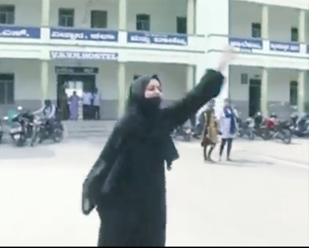 FARUKSK37447006's tweet photo. #Hijabi girl came in Activa to college . Parked her vehicle. And walked daringly towards her class amidts on #Saffaron agitators and replied #AllahuAkbar when they frightend her saying #JaiShriRam.
#HijabIsOurPride
She proved hijab is not hurdle for education. https://t.co/D9dduiTPLg