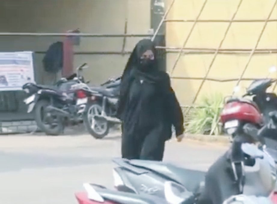 FARUKSK37447006's tweet photo. #Hijabi girl came in Activa to college . Parked her vehicle. And walked daringly towards her class amidts on #Saffaron agitators and replied #AllahuAkbar when they frightend her saying #JaiShriRam.
#HijabIsOurPride
She proved hijab is not hurdle for education. https://t.co/D9dduiTPLg