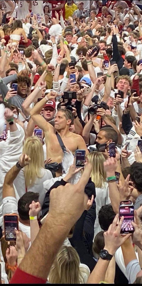 EricPMusselman's tweet photo. INCREDIBLE ATMOSPHERE! @RazorbackTrough was electric! Thank you @RazorbackMBB fans for an amazing night! https://t.co/kWnd8FFTYf