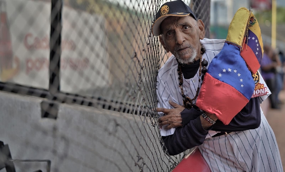 #9Feb | El fanático de Leones del Caracas, Jesús "Chivita" Lezama, cumple 103 años.