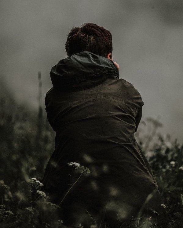 لا أحد يعلم معاركك الخاصة مع الحياة، ومع نفسك.. لا أحد يعلم ما الذي زعزّع أمانك وقتل -عفويتك- وأطفئ نورك🥀.