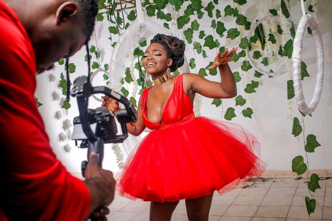 Reporter4Music's tweet photo. Comme un air de #WayoWayo en ce moment pour @LydolSlam qui cuisine le vidéogramme officiel 📽️
En compagnie de @NelsonKwedi qui sera aux commandes visuelles
Ce titre avait été interprété lors de son concert à l'@IFCameroun #Yaoundé le 9 décembre 2021 🇨🇲🌍 https://t.co/TMBqaXFjAa
