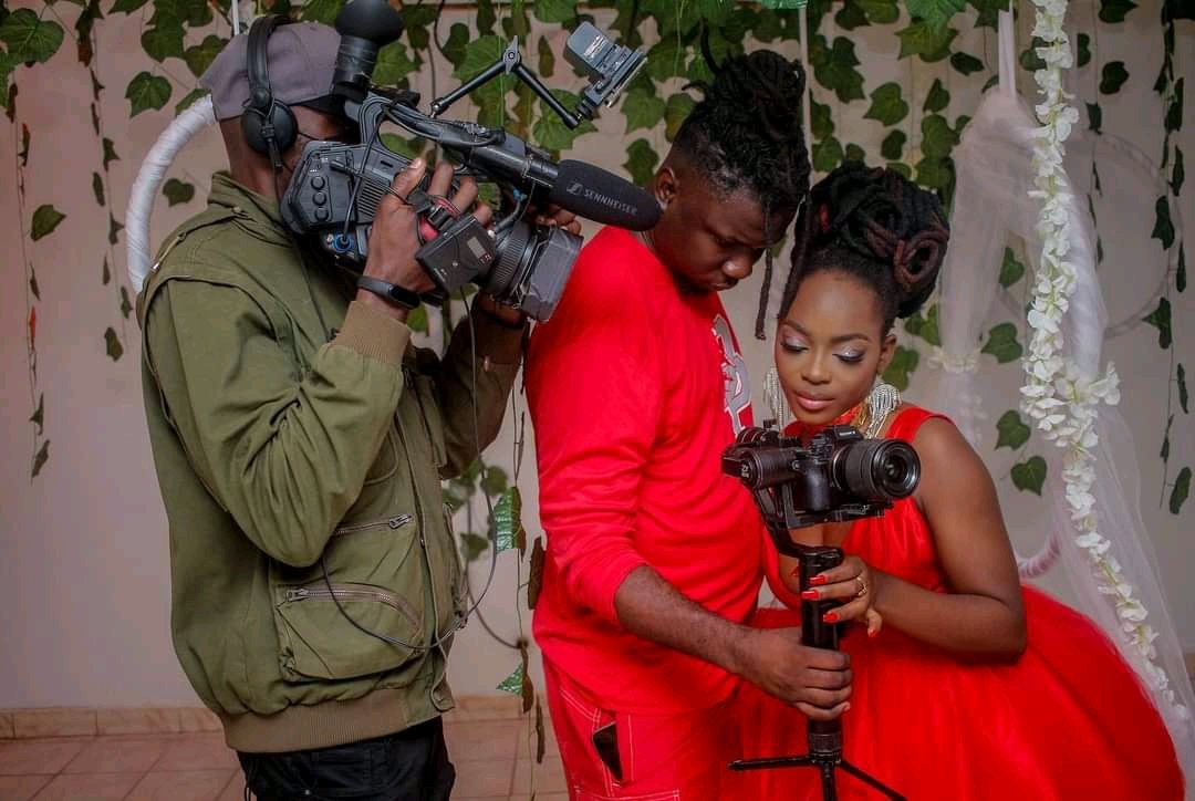Reporter4Music's tweet photo. Comme un air de #WayoWayo en ce moment pour @LydolSlam qui cuisine le vidéogramme officiel 📽️
En compagnie de @NelsonKwedi qui sera aux commandes visuelles
Ce titre avait été interprété lors de son concert à l'@IFCameroun #Yaoundé le 9 décembre 2021 🇨🇲🌍 https://t.co/TMBqaXFjAa