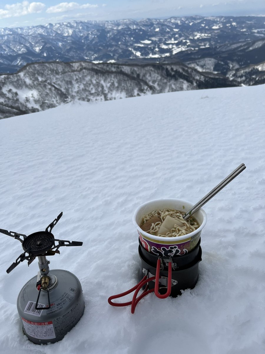 ue3kanazawa's tweet photo. せっかく楽しみにしていた昼飯　温かい力うどんが
ひと口たべて　あっという間に汁なし冷やしうどんに😢　とりあえずたべました https://t.co/qAnOV3gfKa
