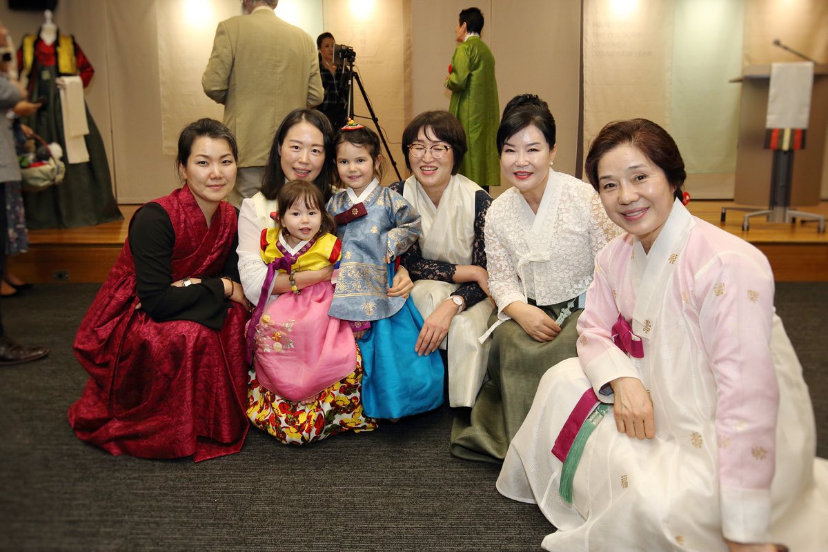 KCCAustralia's tweet photo. #Throwback 📷 Ladies' traditional and modern #hanbok worn at our ttae-ttae-ot exhibition in February 2020 ❤️💙💛
Ttae-ttae-ot refers to colourful children's hanbok, and one of the Korean Lunar New Year customs involves children wearing ttae-ttae-ot and bowing to elders (#sebae). https://t.co/ZWfutibaem