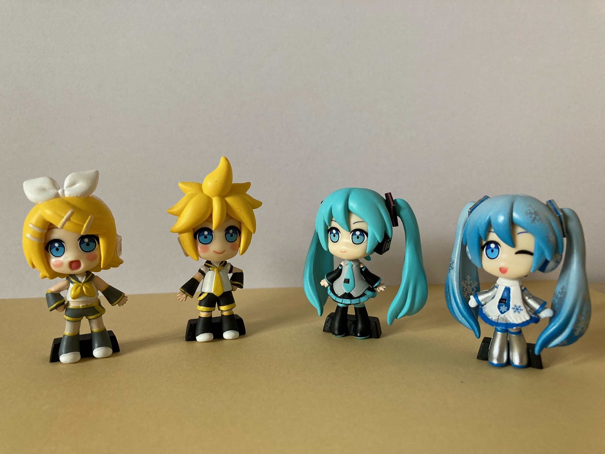 Twitter 上的 ガチャのペニイ 公式 2月17日は ガチャの日 世界で活躍中のボーカロイド 初音ミク や 鏡音リン 鏡音レン が デフォルメデザインのフィギュアで登場 北海道を応援するキャラクター 雪ミク も白い衣装でモデル化です でふぉめ 初音