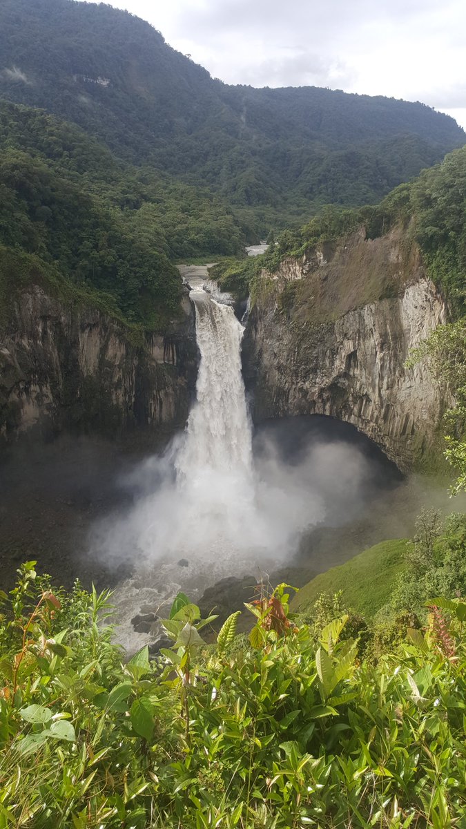 Un servicio social para los publicistas y creadores de contenido. Esta cascada (San Rafael) ya no existe desde febrero de 2020. La veo en videos sobre turismo de Ecuador (del gobierno), en promociones de compañías "verdes" y otras hierbas. Ya no existe!!!