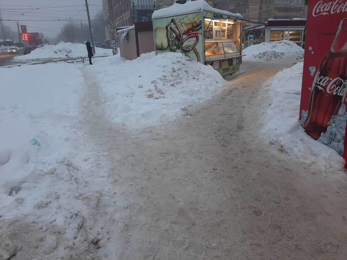 diesel1620's tweet photo. Уважаемые @D_Azaroff @SamMobilePriem почему наши службы не знают что нужно убирать лестницы и тротуары? Вот оди�� лед на 22 Партсъезда/ Ставропольская, ни лестница ни 2 тротуара между остановками не чищены #Самара https://t.co/i29EfUpzAM