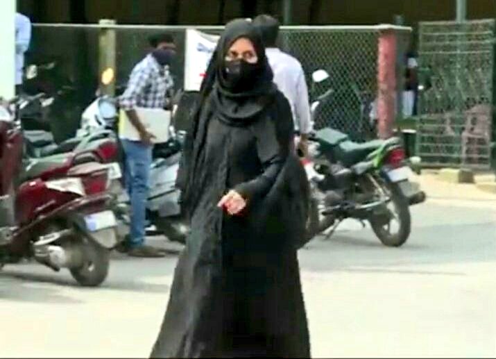 AzharSabir16's tweet photo. دشمن کی آنکھوں میں آنکھیں وہی ڈال سکتا ہے جس میں غیرت ایمانی ہو اس کے لئے ایٹم بم کی ضروت نہیں ہوتی سلام اس بہن کی جرت کو❤
#AllahHuAkbar 
#Shern https://t.co/q6pqGBKpzm