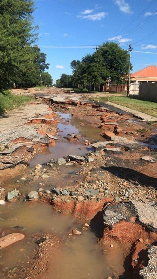 AdvoBarryRoux's tweet photo. I think South Africans should start to occupy the houses of these tenderpreneurs who build such roads, and demand their tax money back. We can't let these people get away with such roads, while they have pocketed millions of rands. Corruption &amp; unskilled tenderpreneurs must fall https://t.co/mFKOh37RKZ