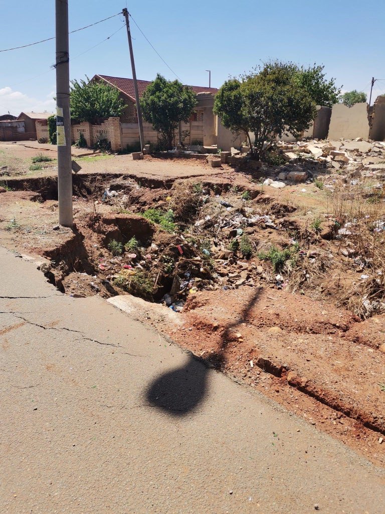AdvoBarryRoux's tweet photo. I think South Africans should start to occupy the houses of these tenderpreneurs who build such roads, and demand their tax money back. We can't let these people get away with such roads, while they have pocketed millions of rands. Corruption &amp; unskilled tenderpreneurs must fall https://t.co/mFKOh37RKZ