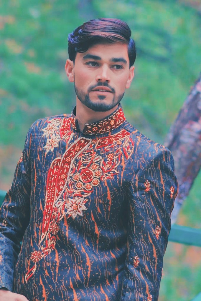 یہ پاپا کی پرییان بھی دیکھتی ہوں گی🥀
 جب ماہوں کے شہزادے سنوار تے ہیں😎