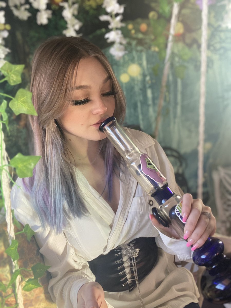 CGQ_official's tweet photo. Goodnight stoner fam! ✨🍃 https://t.co/HnlZ0cojnc