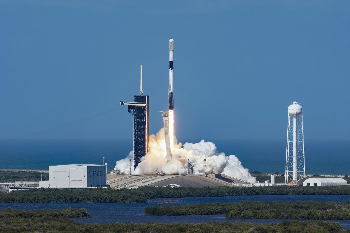 SPACEdotcom's tweet photo. SpaceX says a geomagnetic storm just doomed 40 Starlink internet satellites https://t.co/3xPbY5lS6b https://t.co/gHa7Q5FGg7