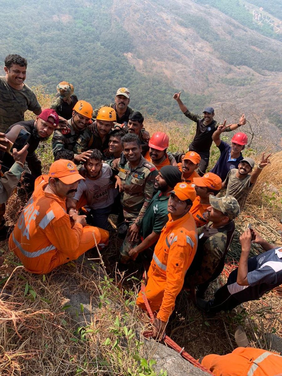 IaSouthern's tweet photo. #OP_Palakkad
In a daring mission Indian Army Team from #SouthernCommand has rescued the stranded trekker, Mr Babu to safety from the dangerous cliff, across the treacherous rocky mountain face.
#WeCare
@adgpi https://t.co/NrIwGyaD59