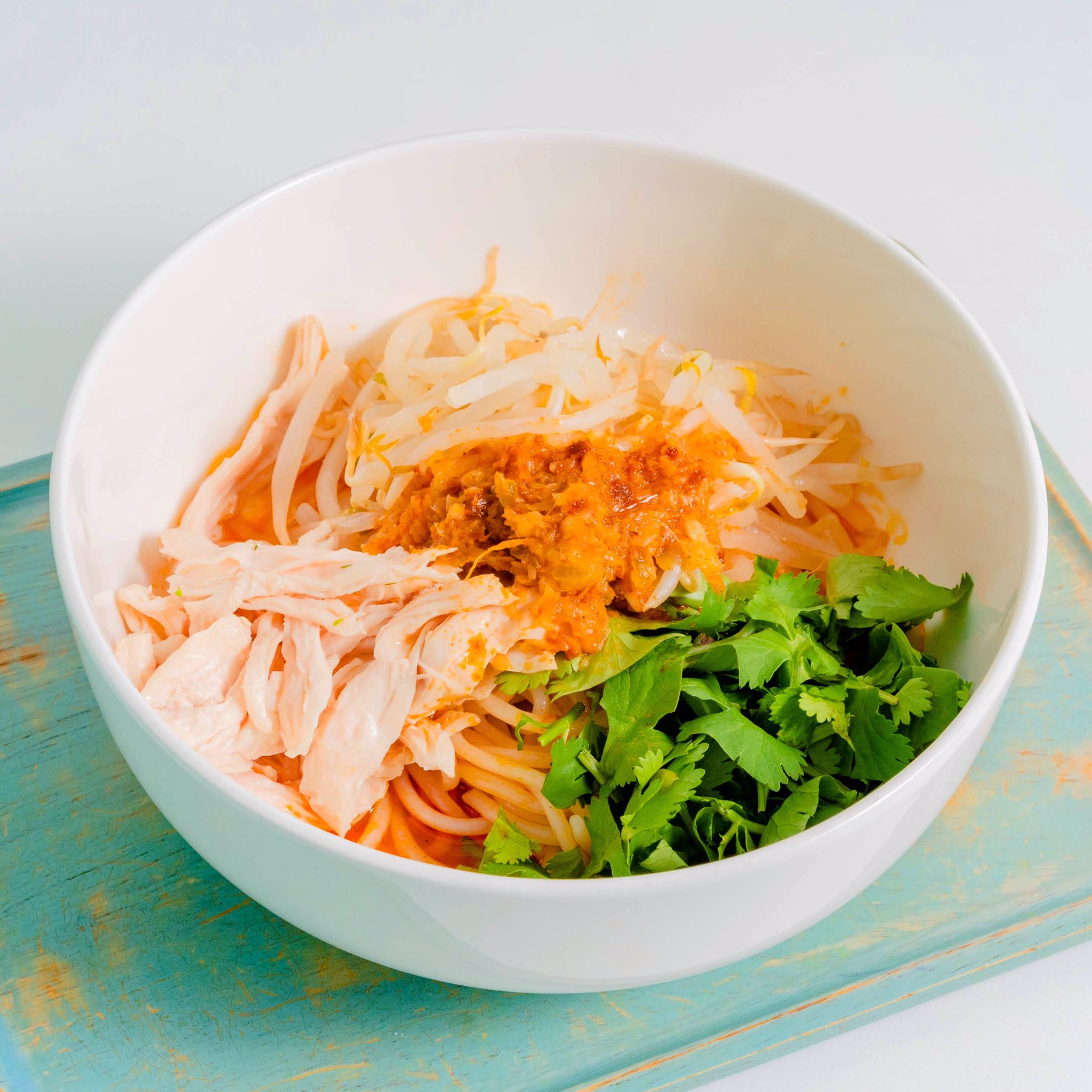 Singapore Holic Laksa シャンユー麺はもやし パクチー 蒸し鶏が入った 冷やし混ぜ麺です オリジナルチリとジンジャーソースで作った当店特製ソースは 後引く辛さでクセになること間違いなし また パクチーが苦手な方はほうれん草に変更可能です