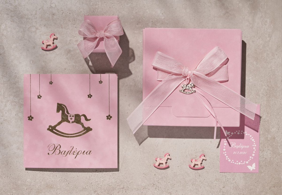 kavalieros_gr's tweet photo. ‘’VALERIA’’ Baby pink suede invitation! Αριστοκρατική πρόσκληση βάπτισης με ιδιαίτερο folder-φάκελλο. Εσωτερική κάρτα 2όψεων baby pink suede με χρυσοτυπία, laminate, χαρτί cotton off white &amp; εκτύπωση glitter, πάχους 900gr. Ασορτί μπομπονιέρα &amp; thank you card
#προσκλητηριαβαπτισης https://t.co/Uj41H6h3AT